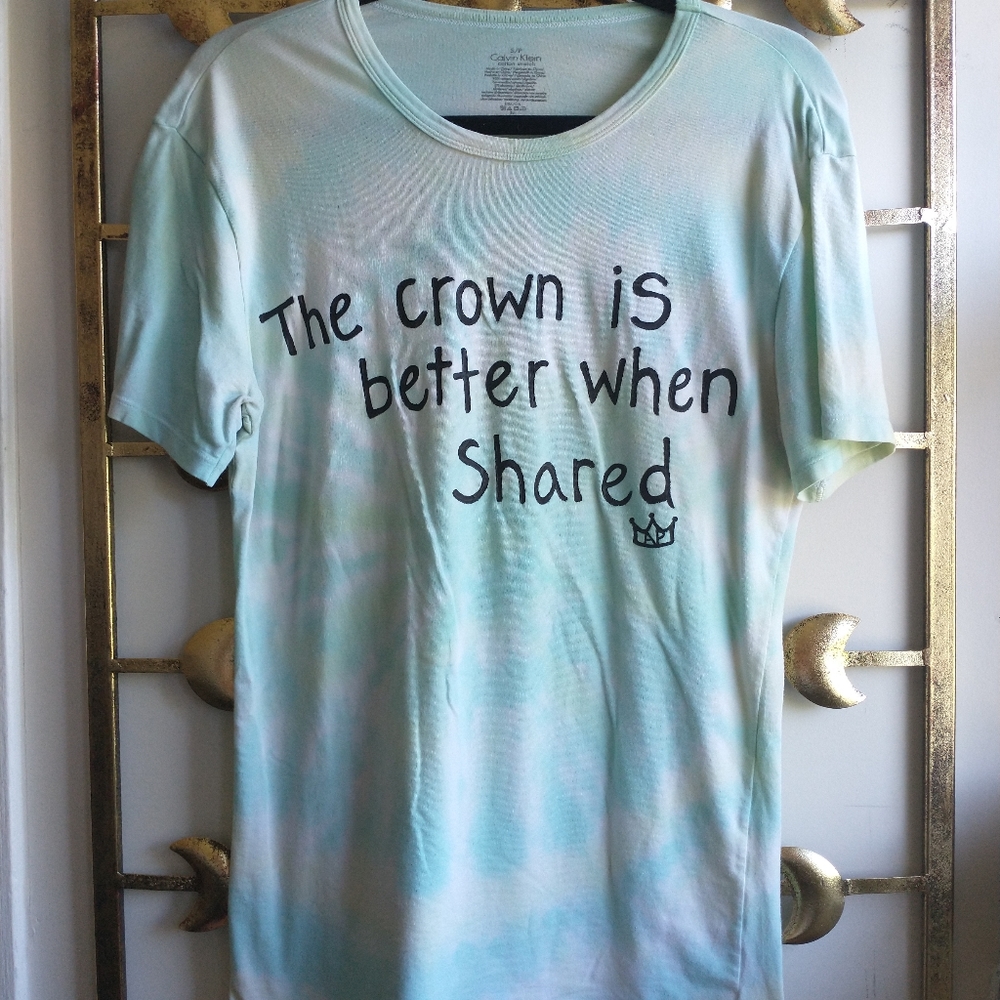 "The 👑 is better when shared" Tee
